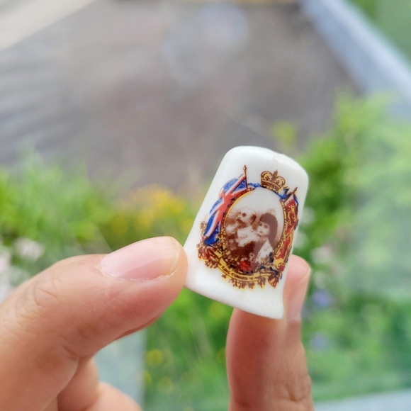 Vintage King Edward & Queen Alexandra Royal Family Collectible Thimble - Picture 5 of 7